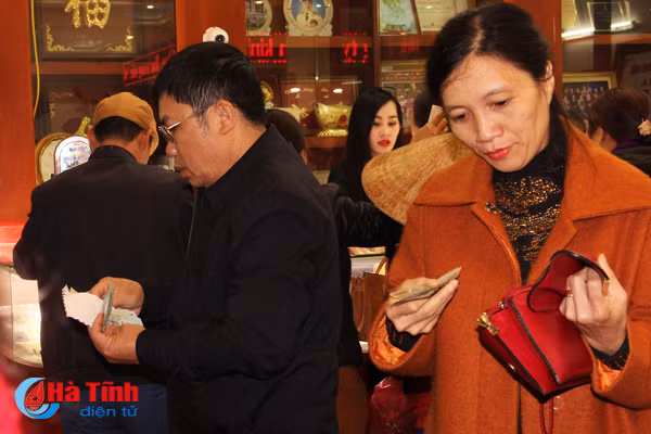 nguoi dan ha tinh chen chuc mua vang ngay via than tai