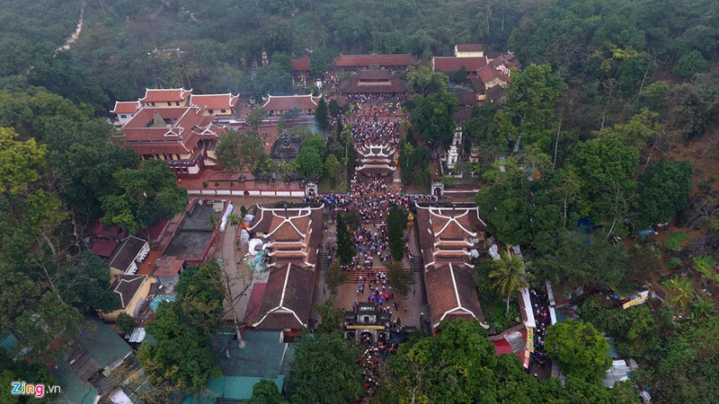 thuyen be day dac suoi yen ngay khai hoi chua huong