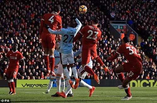 liverpool vuot qua mu sau chien thang dam truoc west ham