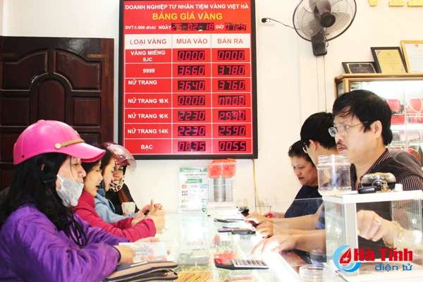 nguoi dan ha tinh chen chuc mua vang ngay via than tai