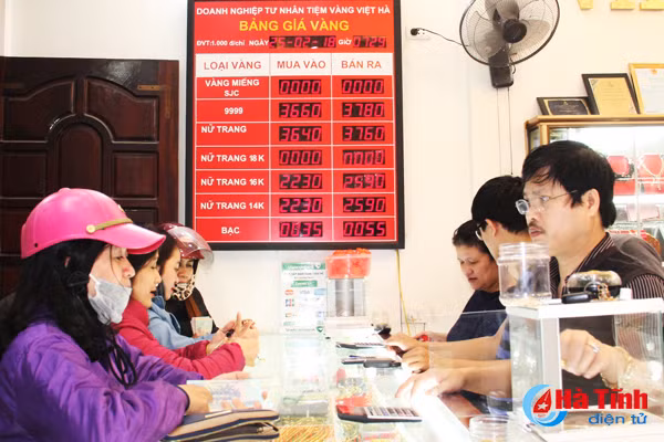 nguoi dan ha tinh chen chuc mua vang ngay via than tai