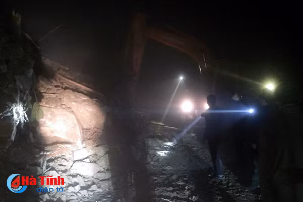 thong tuyen ql 8a sau 9 gio ach tac do sat lo dat