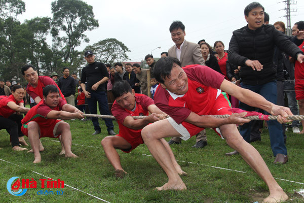 photo gia tre gai trai cung tranh tai keo co o nghi xuan