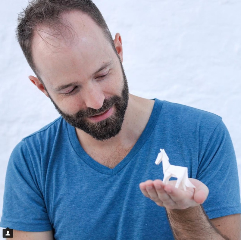 chang trai dam me gap giay origami moi ngay