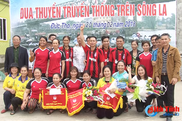200 vdv nam nu tranh tai dua thuyen truyen thong tren song la
