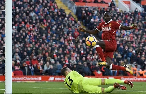 Liverpool (áo đỏ) có chiến thắng tưng bừng 4-1 trước West Ham với các bàn thắng của Emre Can, Salah, Firmino và Mane. Ảnh: Dailymail, PA, Getty liverpool vuot qua mu sau chien thang dam truoc west ham