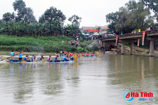 le hoi dua thuyen tren song ngan pho