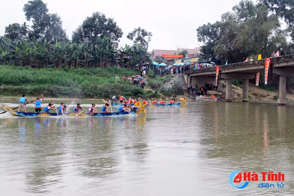 le hoi dua thuyen tren song ngan pho
