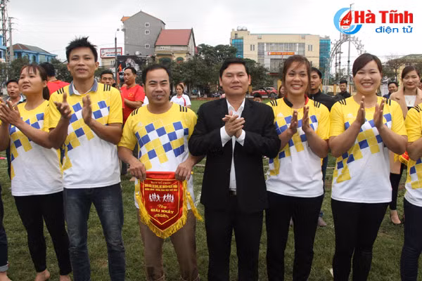 photo gia tre gai trai cung tranh tai keo co o nghi xuan