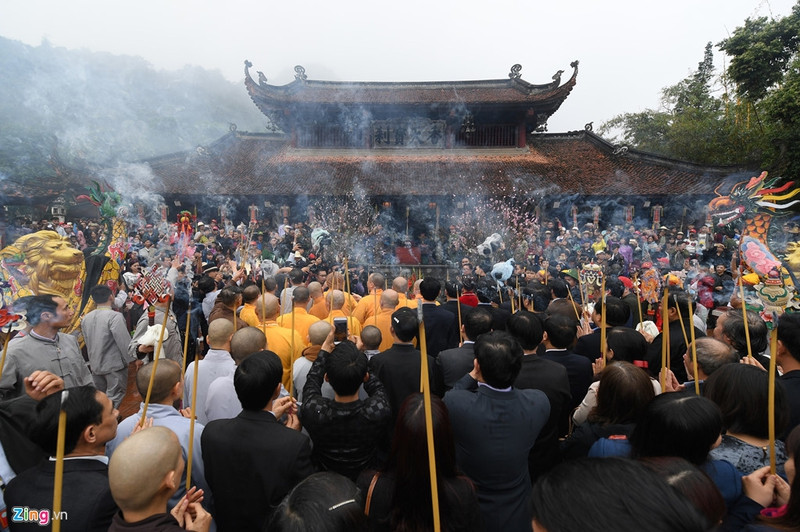 thuyen be day dac suoi yen ngay khai hoi chua huong