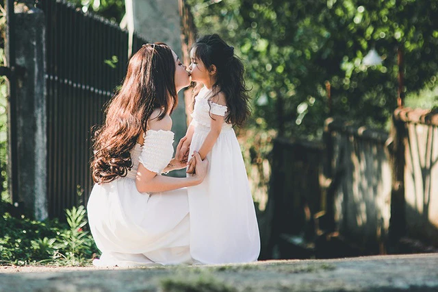 mua xuan am ap cua hai me con xinh dep dang yeu