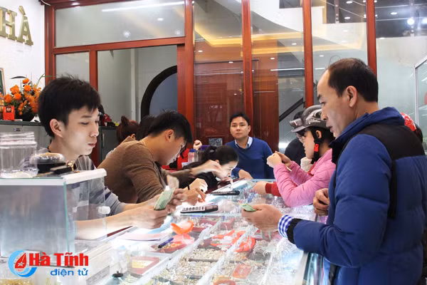 nguoi dan ha tinh chen chuc mua vang ngay via than tai