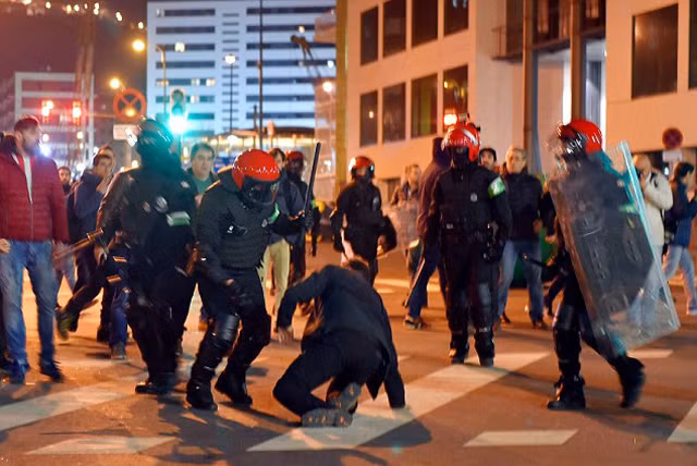 hon chien kinh hoang giua fan spartak moscow va bilbao 1 canh sat thiet mang