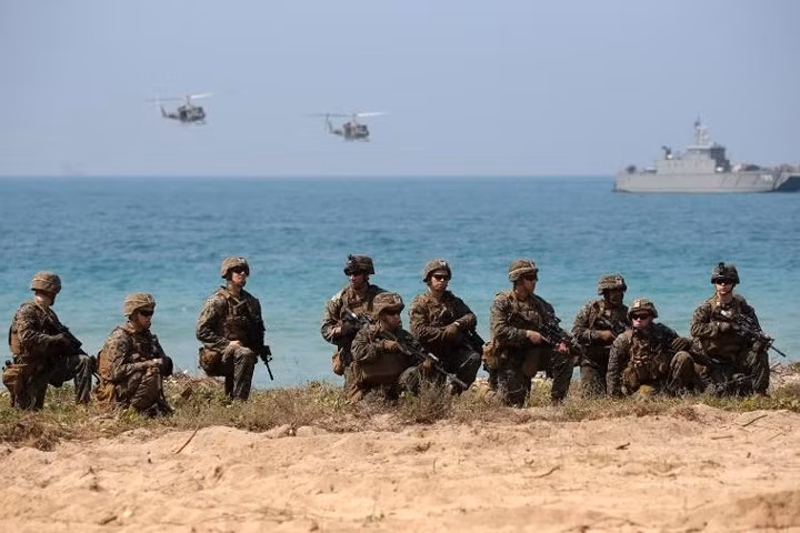 quan nhan uong mau ran ho mang de tap sinh ton trong rung ram