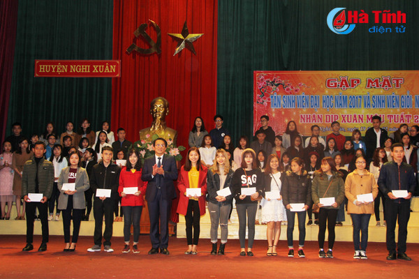 nghi xuan khen thuong sinh vien gioi dip dau xuan