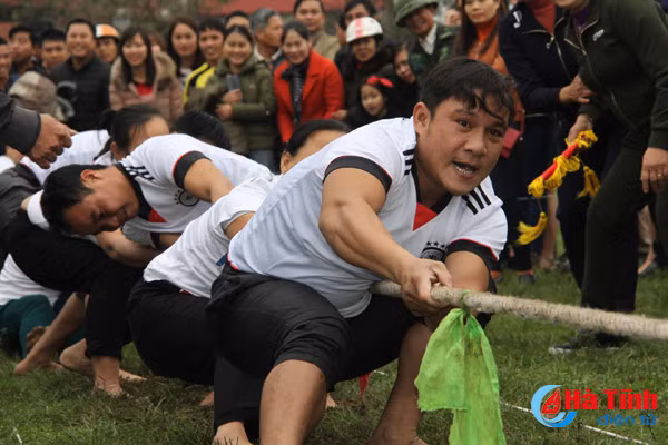 photo gia tre gai trai cung tranh tai keo co o nghi xuan