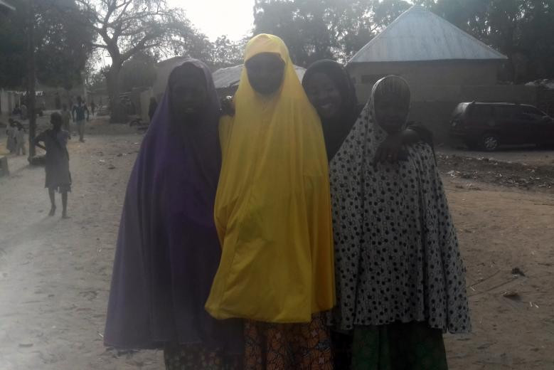 ben trong truong hoc noi boko haram bat coc 76 nu sinh o nigeria