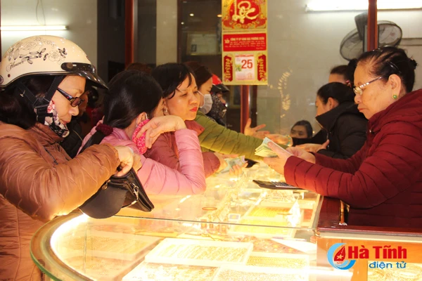 nguoi dan ha tinh chen chuc mua vang ngay via than tai