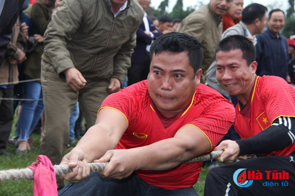photo gia tre gai trai cung tranh tai keo co o nghi xuan