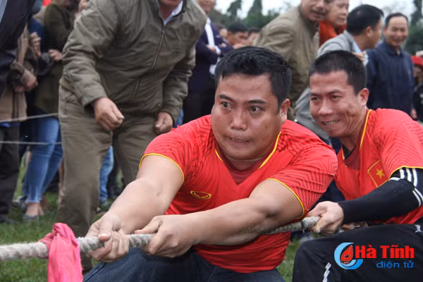 photo gia tre gai trai cung tranh tai keo co o nghi xuan