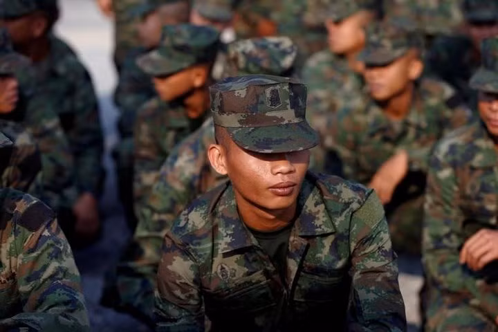 quan nhan uong mau ran ho mang de tap sinh ton trong rung ram