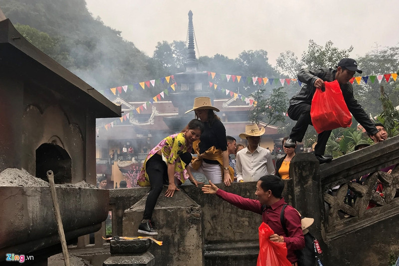 thuyen be day dac suoi yen ngay khai hoi chua huong