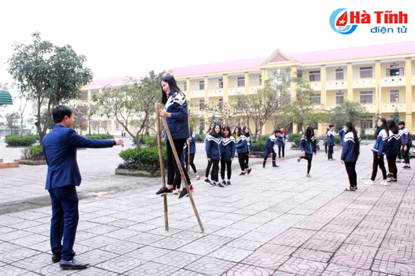 hao hung gio hoc dau nam moi