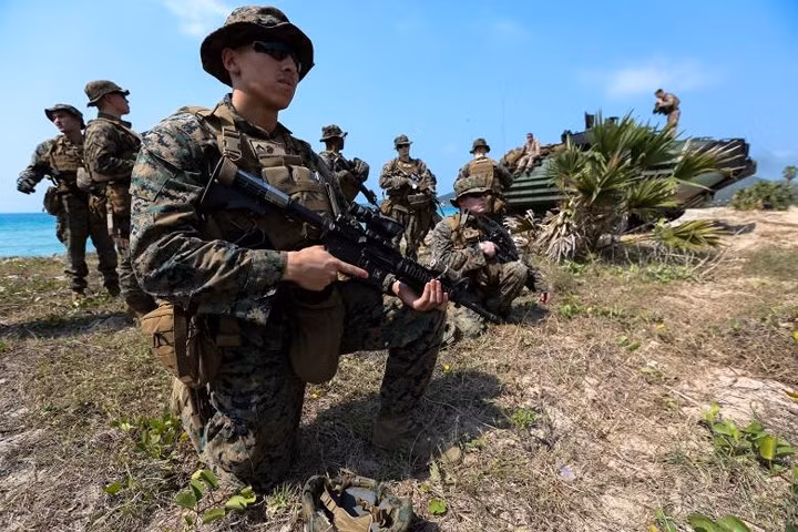 quan nhan uong mau ran ho mang de tap sinh ton trong rung ram