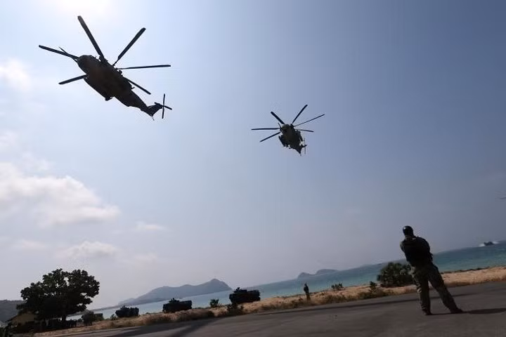 quan nhan uong mau ran ho mang de tap sinh ton trong rung ram