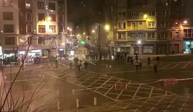 hon chien kinh hoang giua fan spartak moscow va bilbao 1 canh sat thiet mang