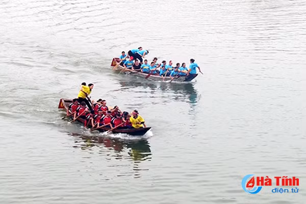 200 vdv nam nu tranh tai dua thuyen truyen thong tren song la