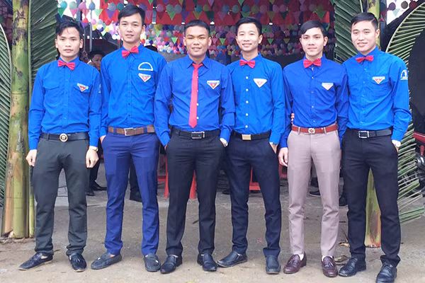 doc dao bo anh cuoi mang mau ao xanh cua doan