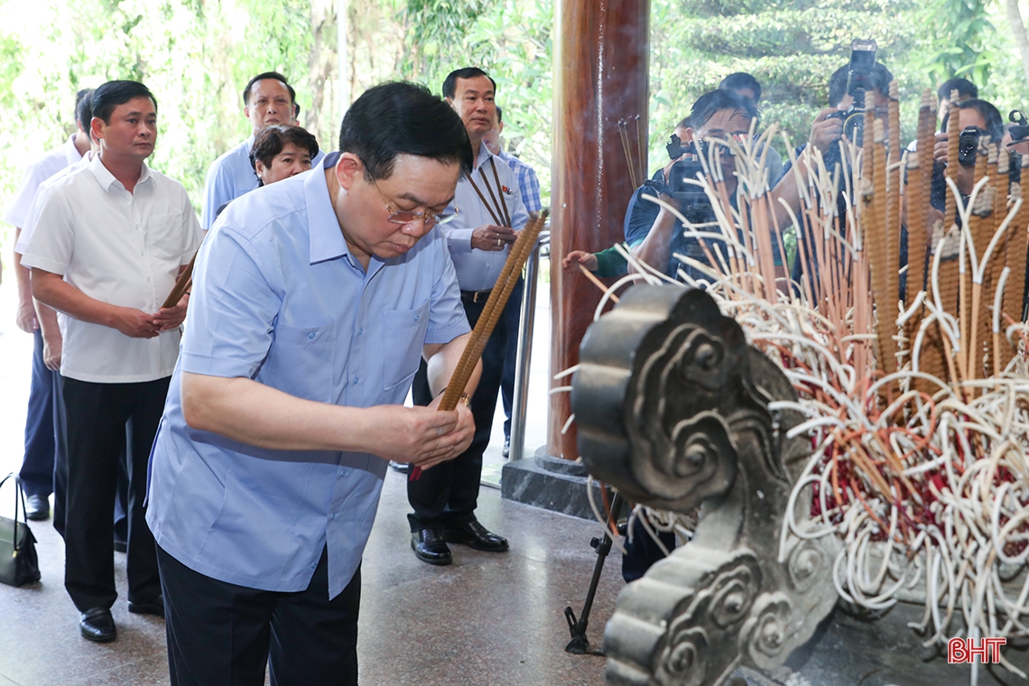 Chủ tịch Quốc hội Vương Đình Huệ dâng hương tại Khu di tích Ngã ba Đồng Lộc