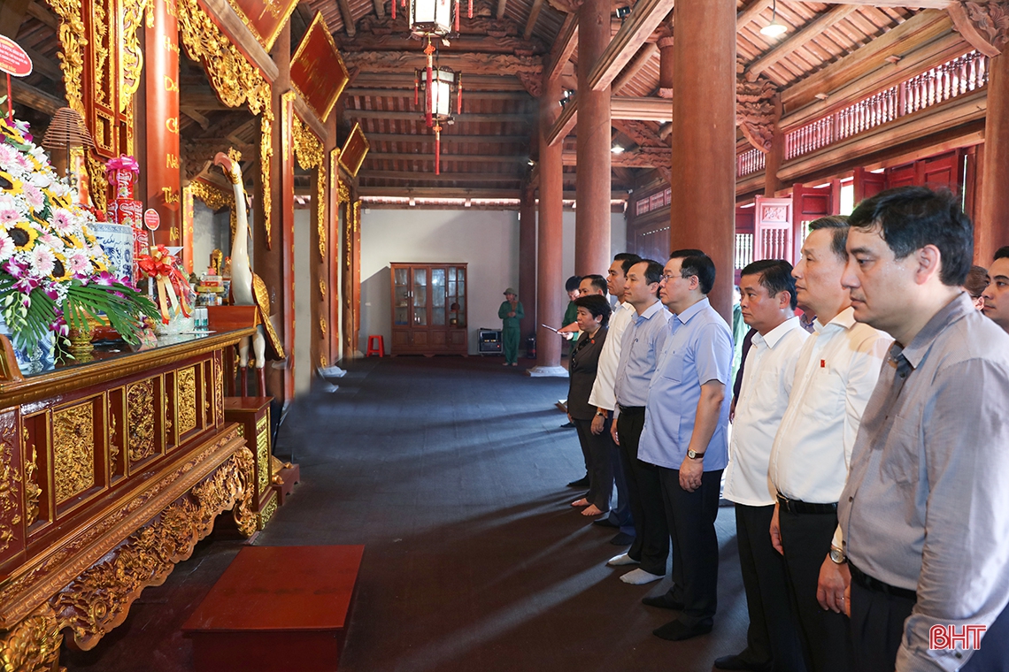 Chủ tịch Quốc hội Vương Đình Huệ dâng hương tại Khu di tích Ngã ba Đồng Lộc