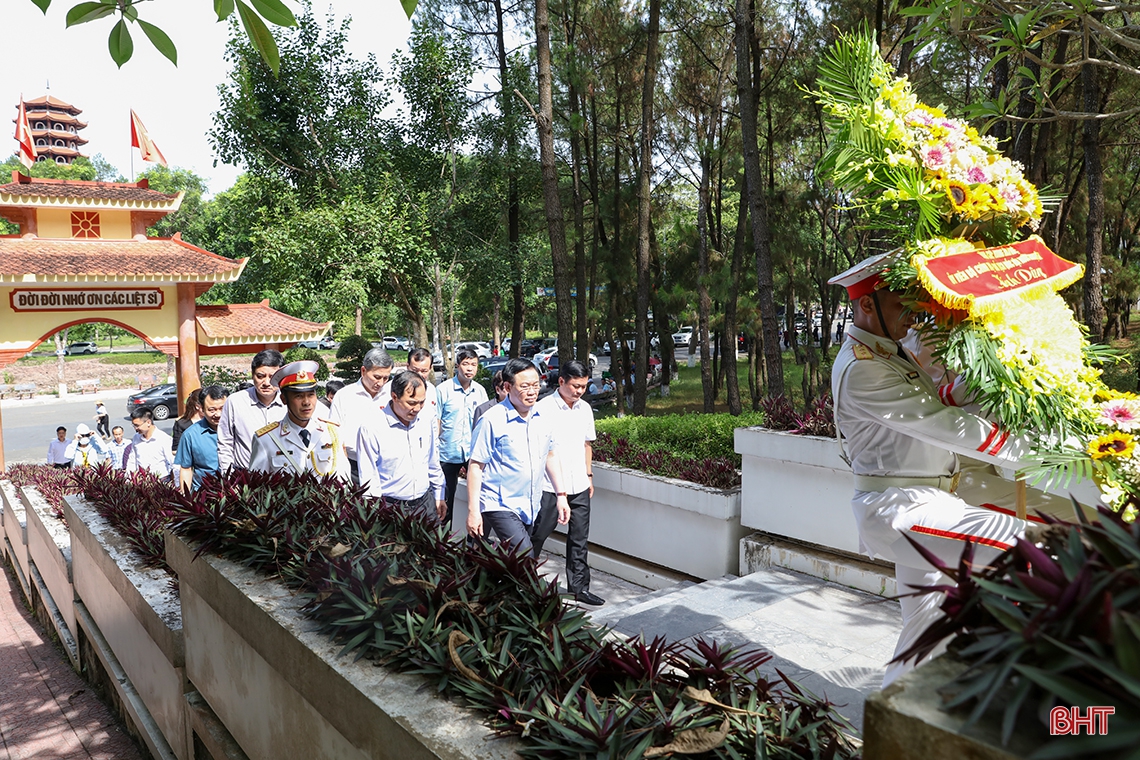 Chủ tịch Quốc hội Vương Đình Huệ dâng hương tại Khu di tích Ngã ba Đồng Lộc