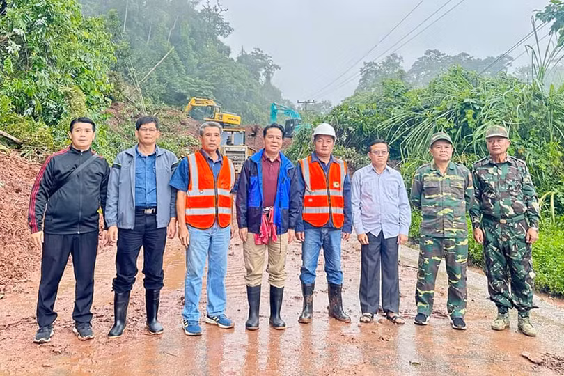 Lào thông báo khẩn các chủ phương tiện đang mắc kẹt trên quốc lộ 8