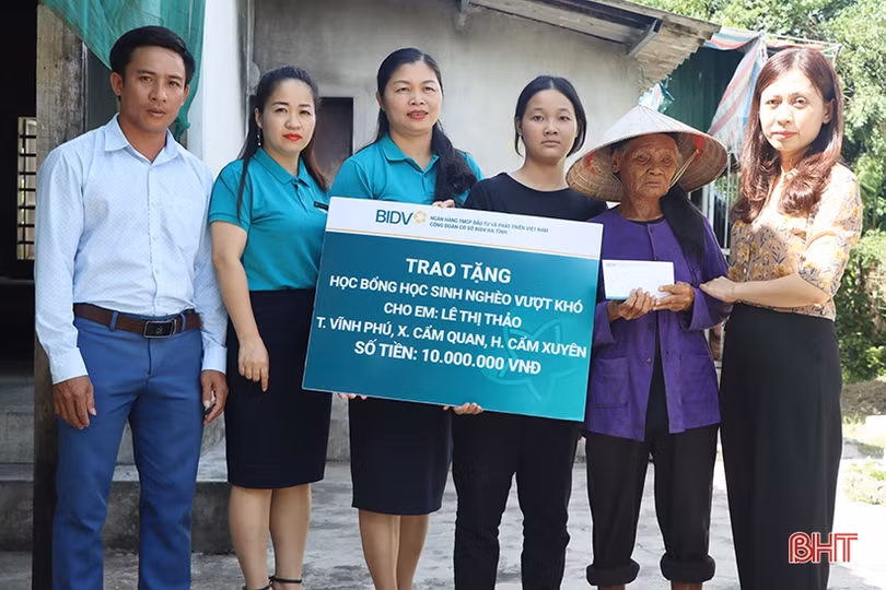 Trẻ mồ côi do Báo Hà Tĩnh đỡ đầu được BIDV Hà Tĩnh tặng học bổng 10 triệu đồng