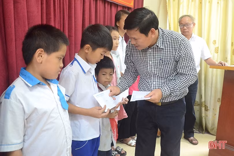 Nghi Xuân trao 40 suất quà cho sinh viên, học sinh nghèo vượt khó