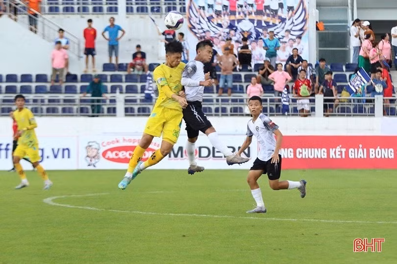 Ghi siêu phẩm trên sân khách, U15 Hồng Lĩnh Hà Tĩnh giành vé vào tứ kết 