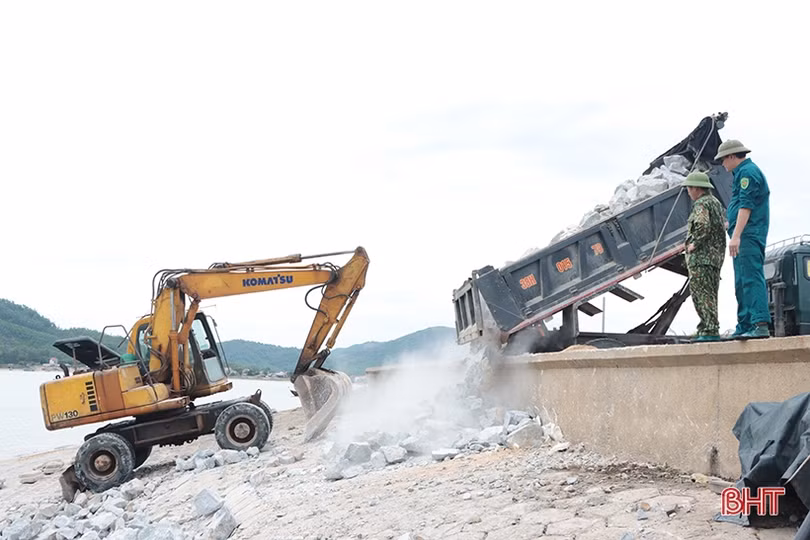 “Vá” kè biển Cẩm Nhượng trước mùa mưa bão