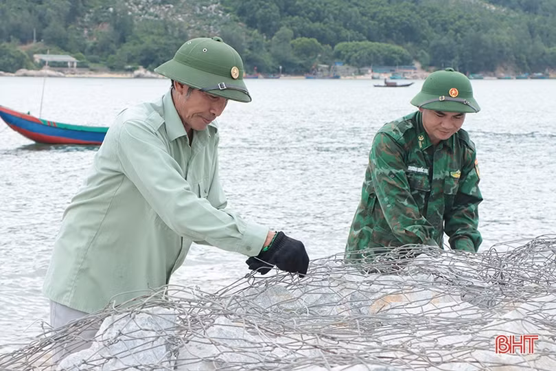 “Vá” kè biển Cẩm Nhượng trước mùa mưa bão