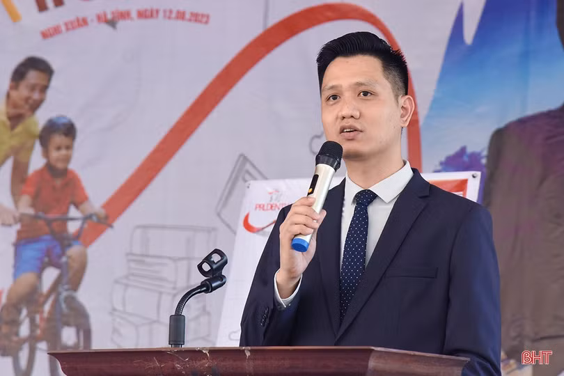 Prudential và Báo Hà Tĩnh trao tặng 20 xe đạp cho học sinh nghèo hiếu học