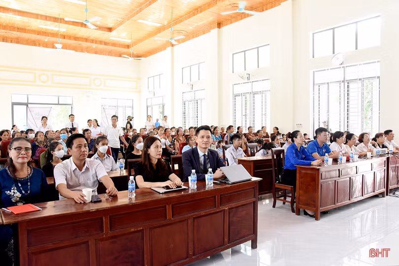 Prudential và Báo Hà Tĩnh trao tặng 20 xe đạp cho học sinh nghèo hiếu học