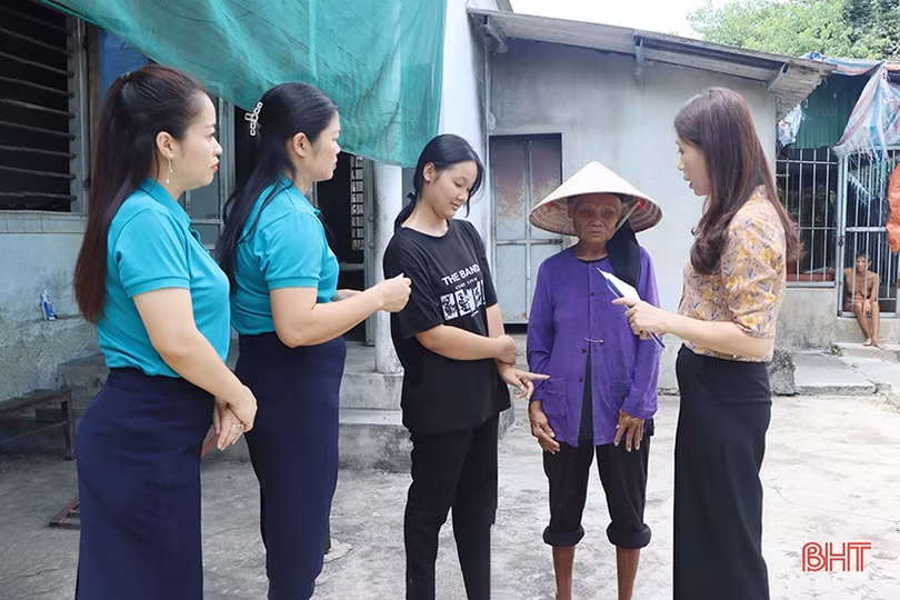 Trẻ mồ côi do Báo Hà Tĩnh đỡ đầu được BIDV Hà Tĩnh tặng học bổng 10 triệu đồng