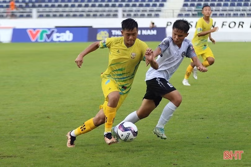 Ghi siêu phẩm trên sân khách, U15 Hồng Lĩnh Hà Tĩnh giành vé vào tứ kết 