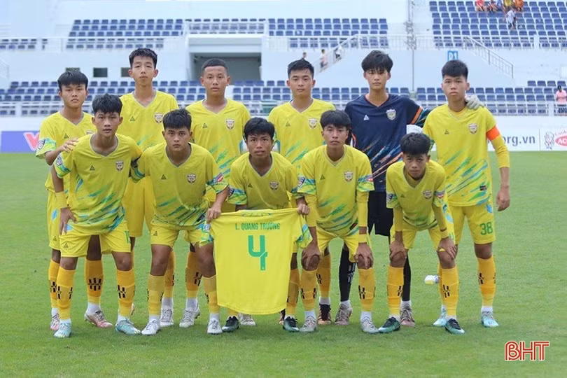Ghi siêu phẩm trên sân khách, U15 Hồng Lĩnh Hà Tĩnh giành vé vào tứ kết 