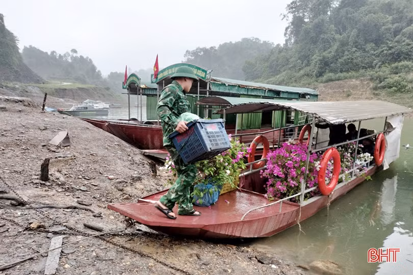 Chuyện người lính tiếp phẩm với hành trình cả trăm cây số mỗi ngày