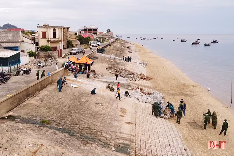 “Vá” kè biển Cẩm Nhượng trước mùa mưa bão