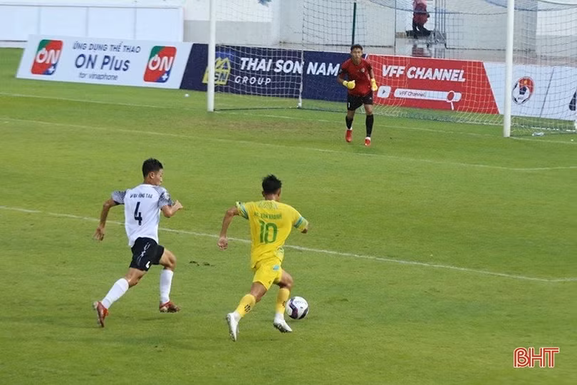 Ghi siêu phẩm trên sân khách, U15 Hồng Lĩnh Hà Tĩnh giành vé vào tứ kết 