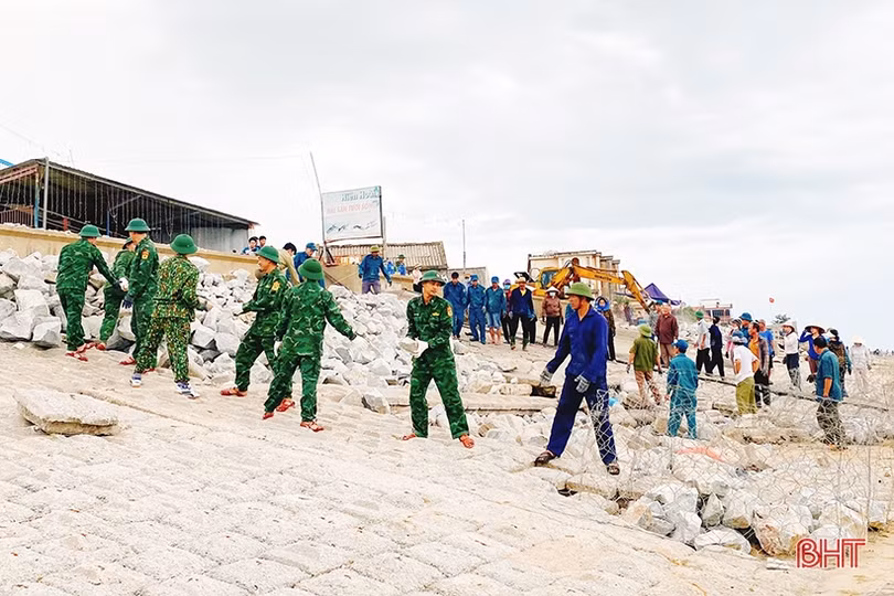 “Vá” kè biển Cẩm Nhượng trước mùa mưa bão